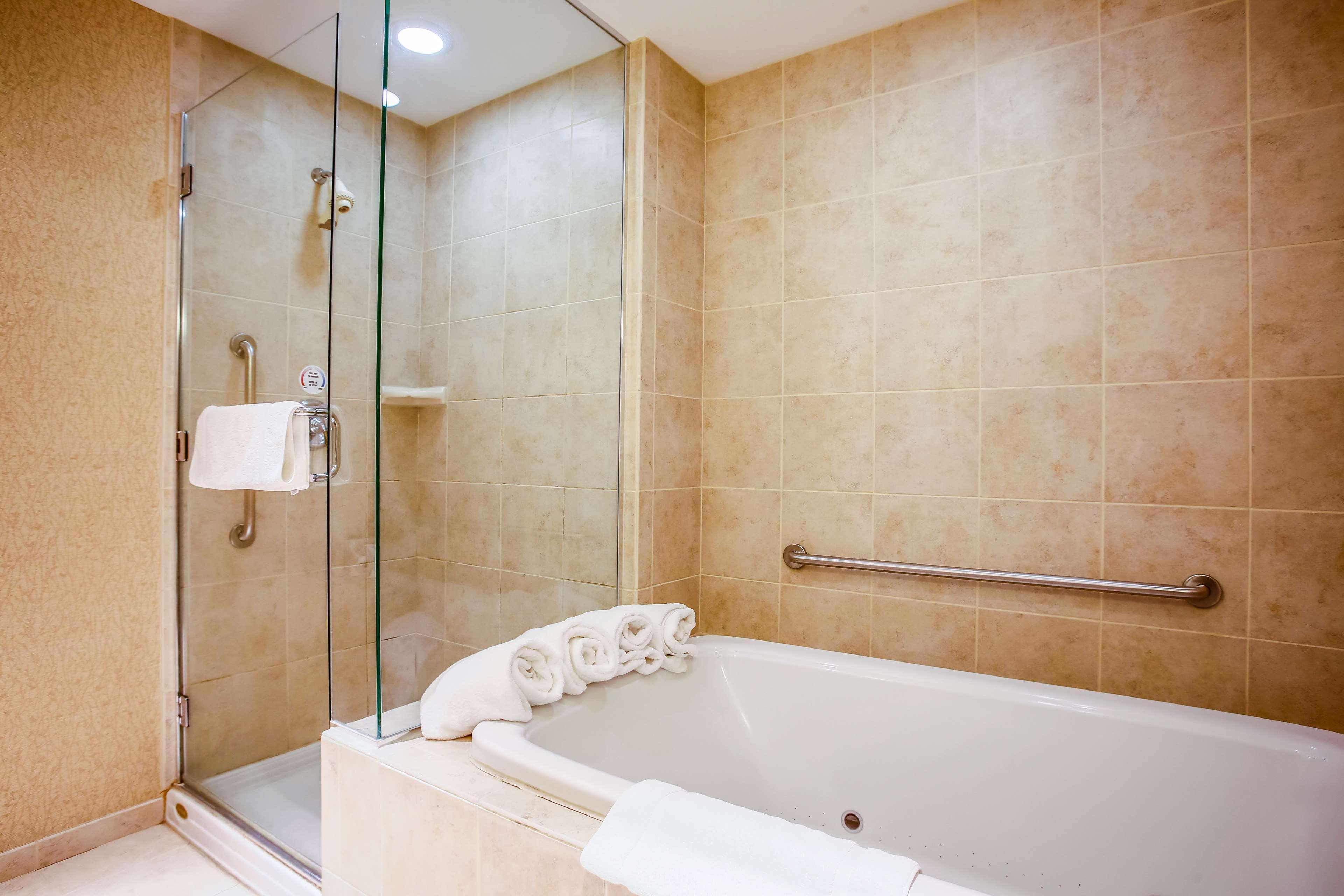 Hilton Garden Inn Milwaukee Northwest Conference Center Ngoại thất bức ảnh