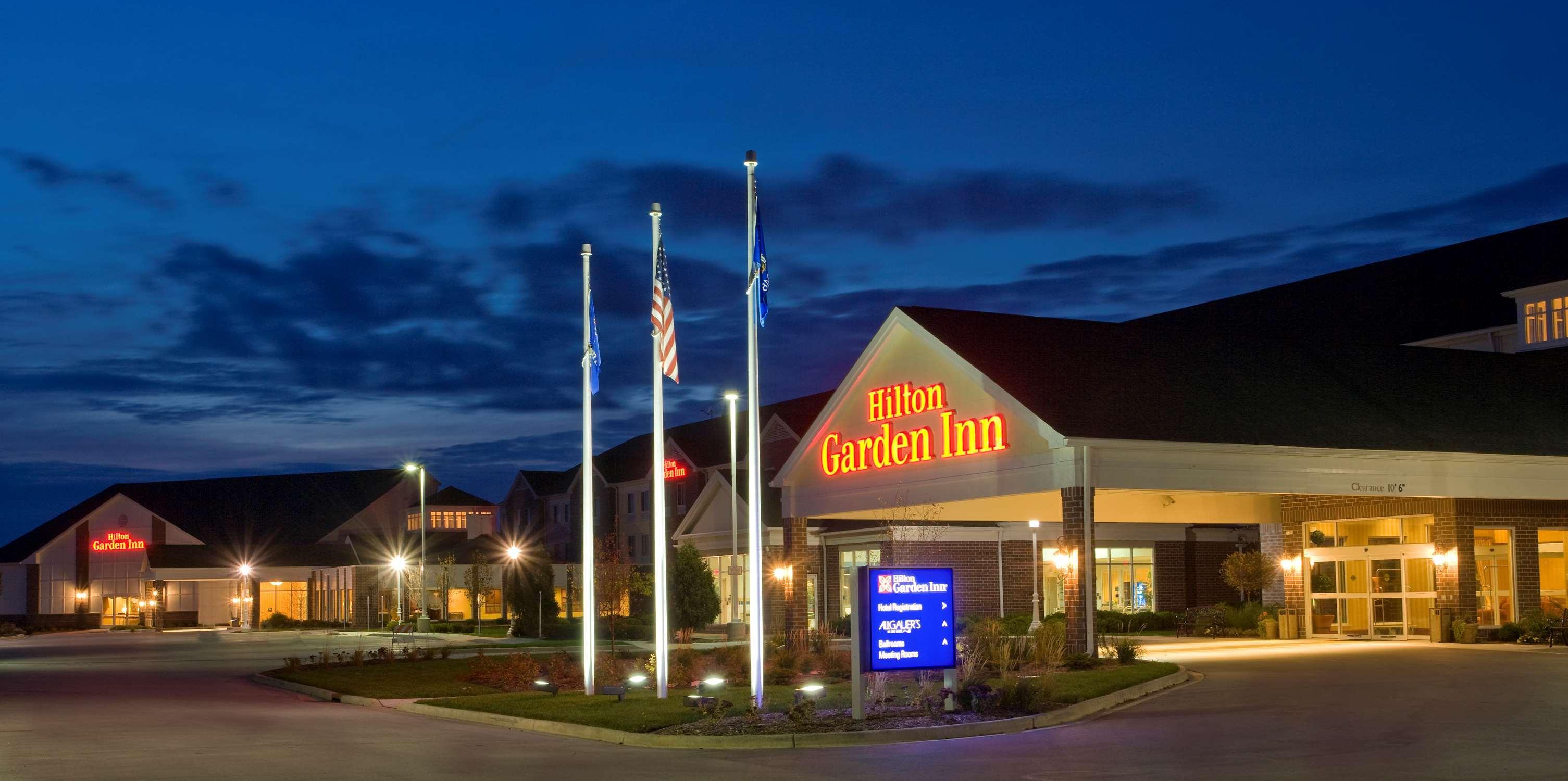 Hilton Garden Inn Milwaukee Northwest Conference Center Ngoại thất bức ảnh