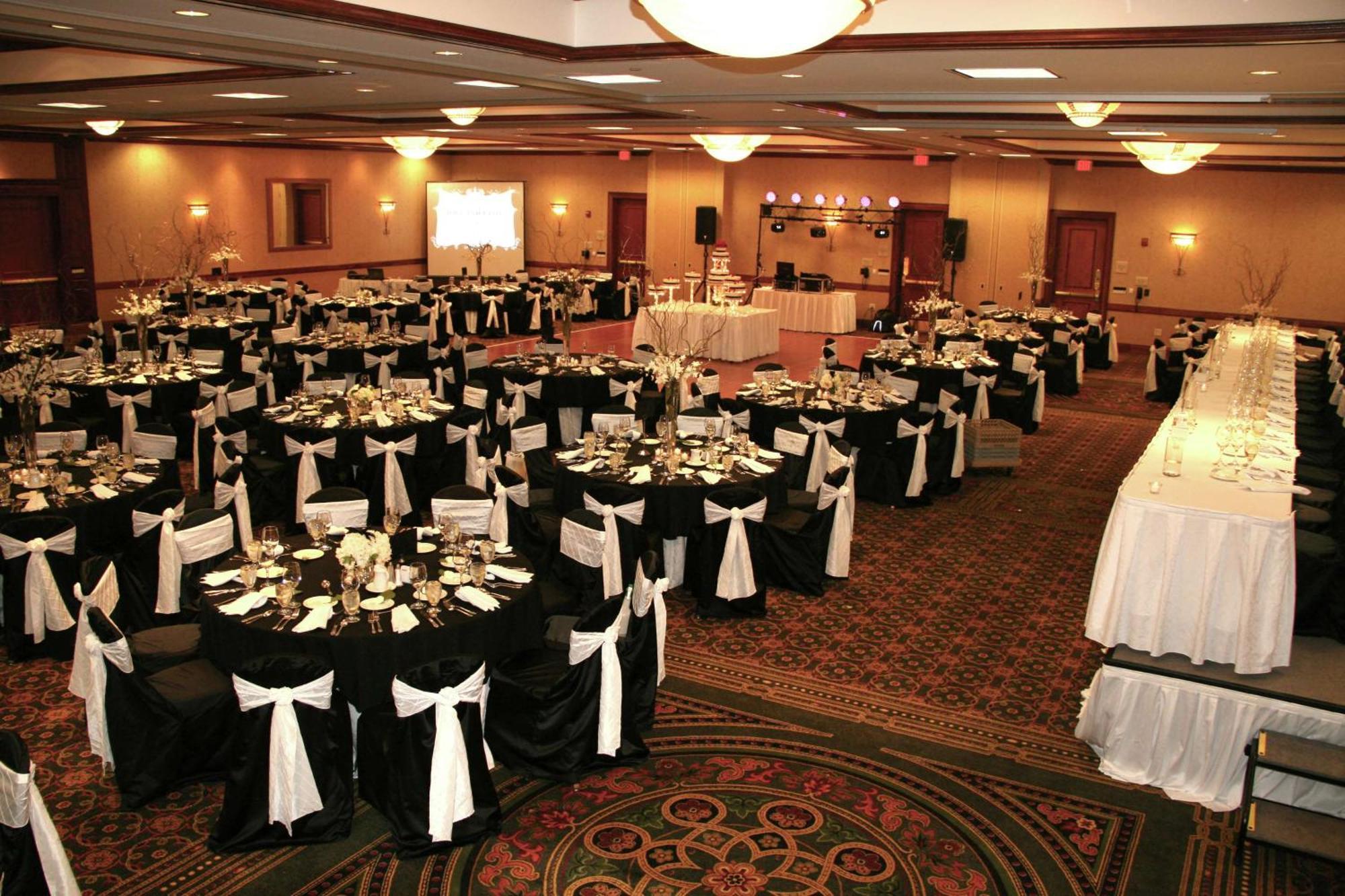 Hilton Garden Inn Milwaukee Northwest Conference Center Ngoại thất bức ảnh