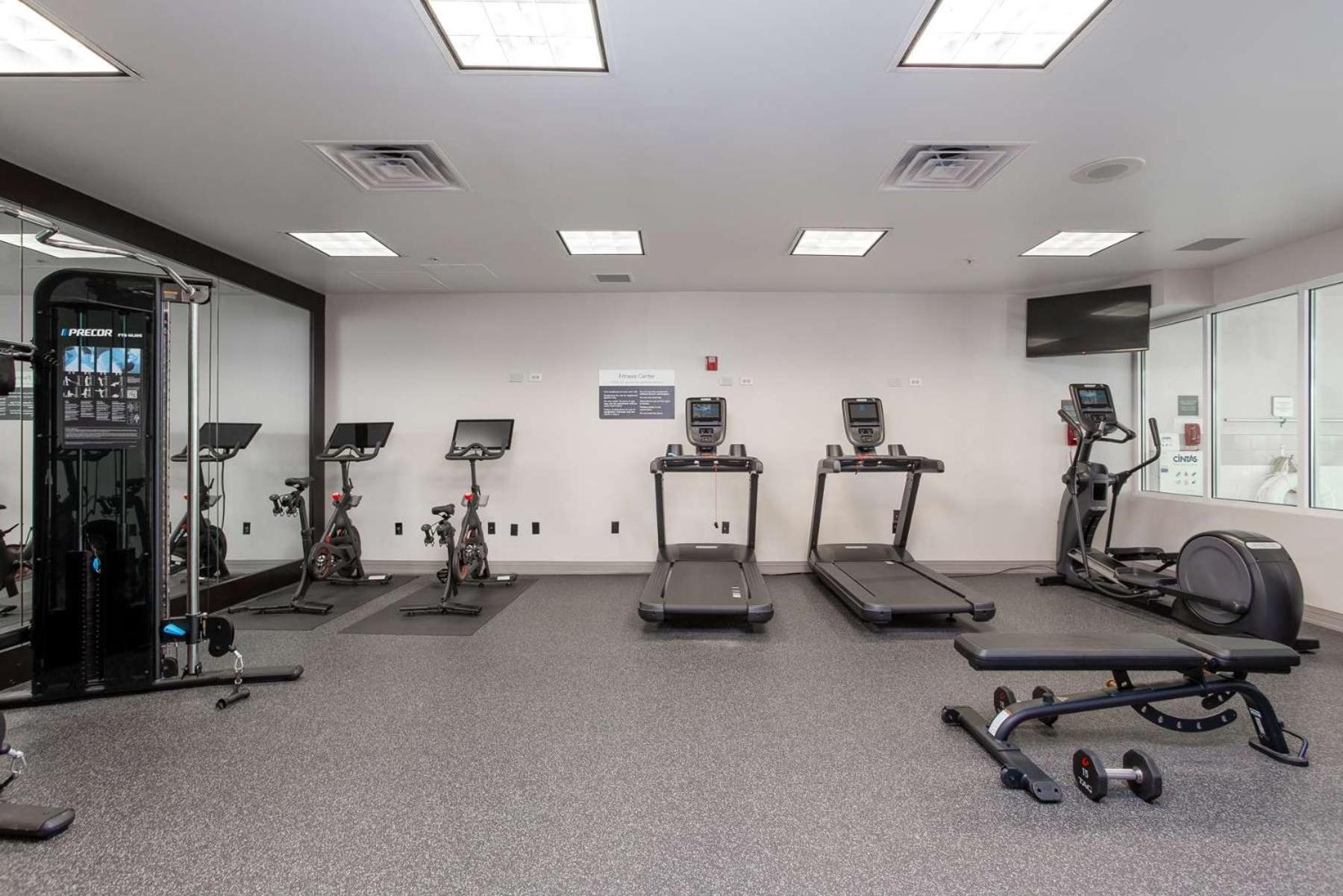Hilton Garden Inn Milwaukee Northwest Conference Center Ngoại thất bức ảnh