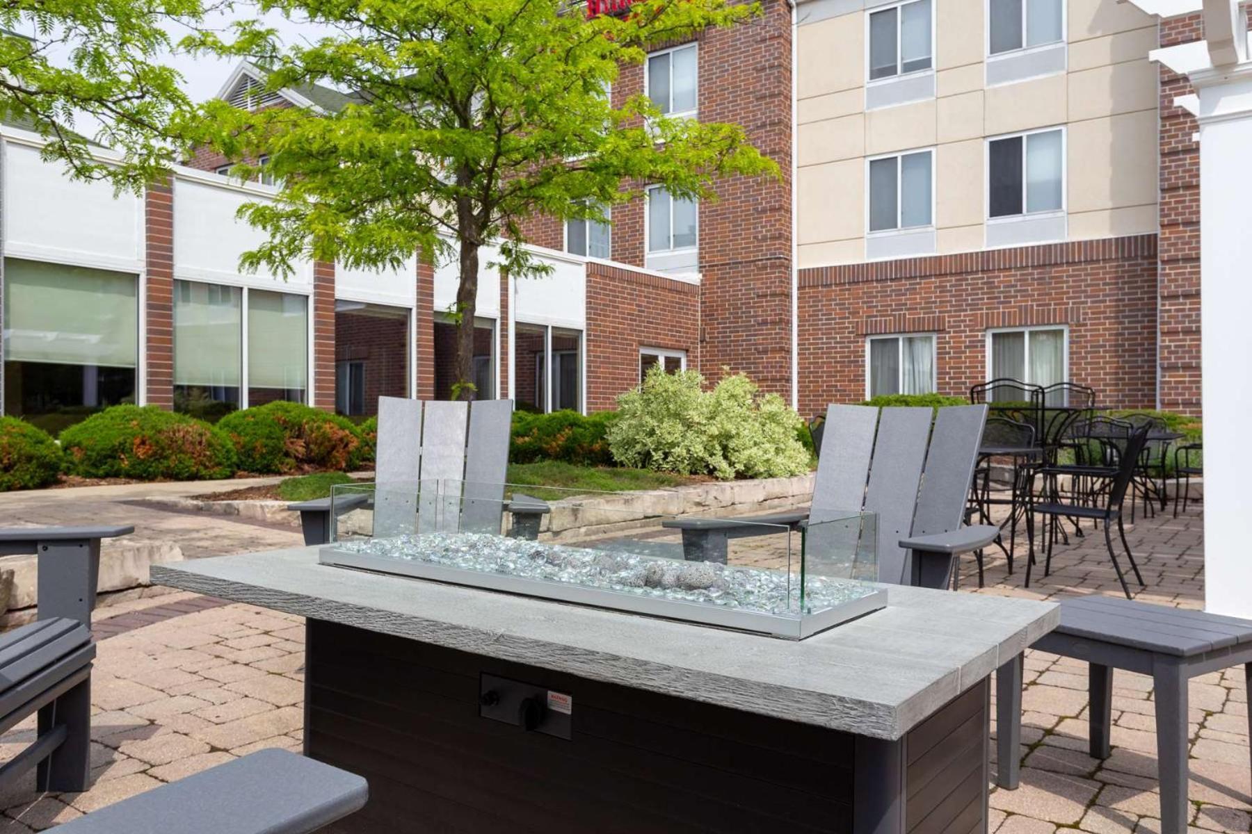 Hilton Garden Inn Milwaukee Northwest Conference Center Ngoại thất bức ảnh