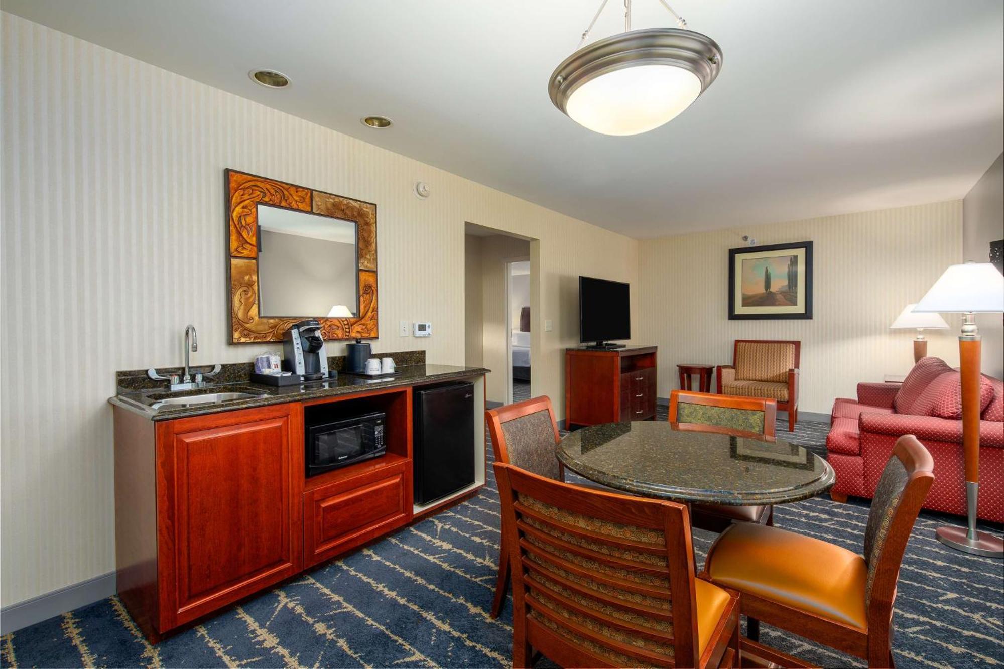 Hilton Garden Inn Milwaukee Northwest Conference Center Ngoại thất bức ảnh