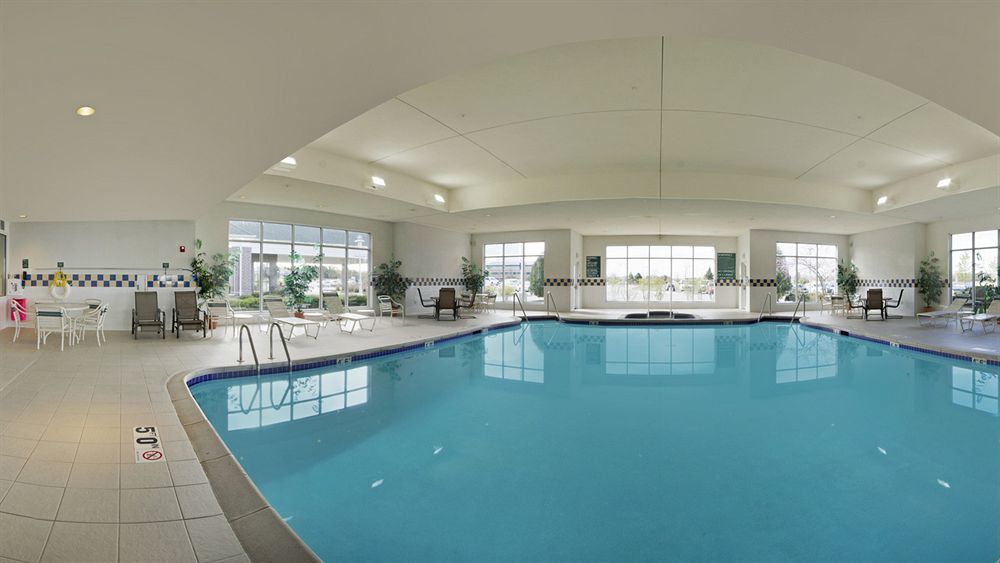 Hilton Garden Inn Milwaukee Northwest Conference Center Ngoại thất bức ảnh